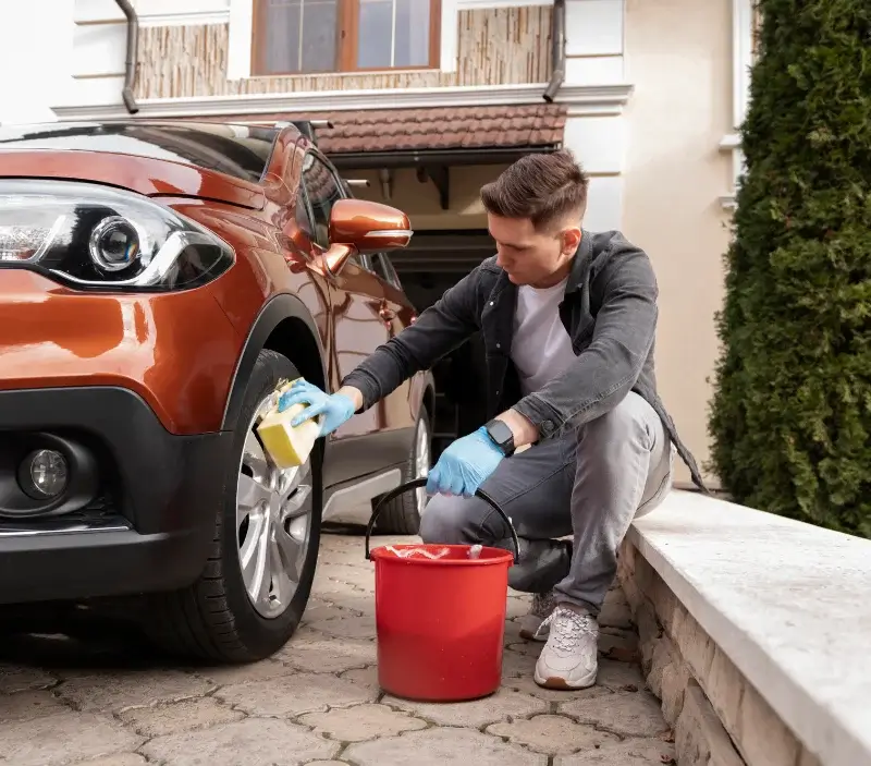 Lavage auto à domicile Mandailles-Saint-Julien : professionnel intervenant sur un véhicule